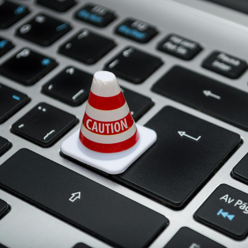 Foto de Fernando Arcos: https://www.pexels.com/es-es/foto/cono-de-precaucion-blanco-en-el-teclado-211151/